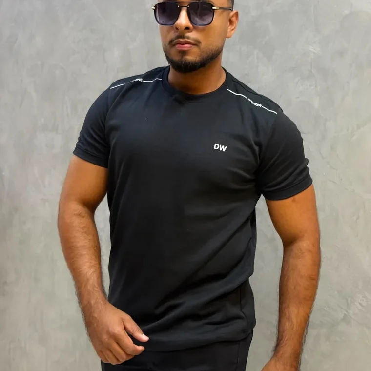 Homem vestindo camiseta preta Dione Wilker com o logo DW no peito