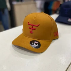 Boné de aba curva na cor mostarda