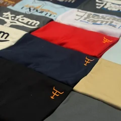 Camisetas de algodão egípcio da linha country dobradas sobre a mesa