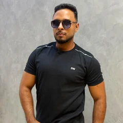 Camiseta preta Dione Wilker vestida por um modelo