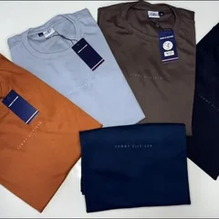 Camisetas plus size dobradas em azul, cinza, laranja e marrom